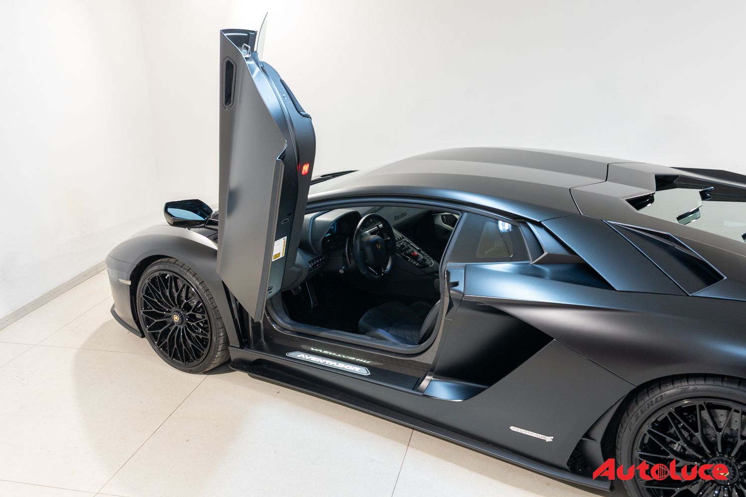Lamborghini AVENTADOR S 13