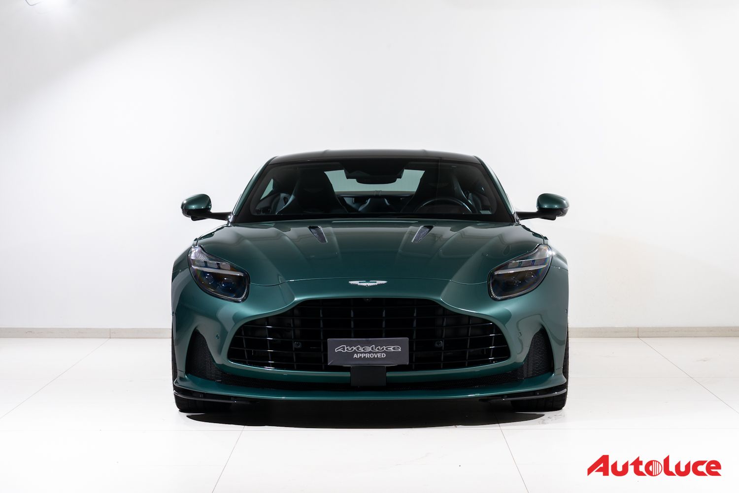 Aston Martin DB12 2