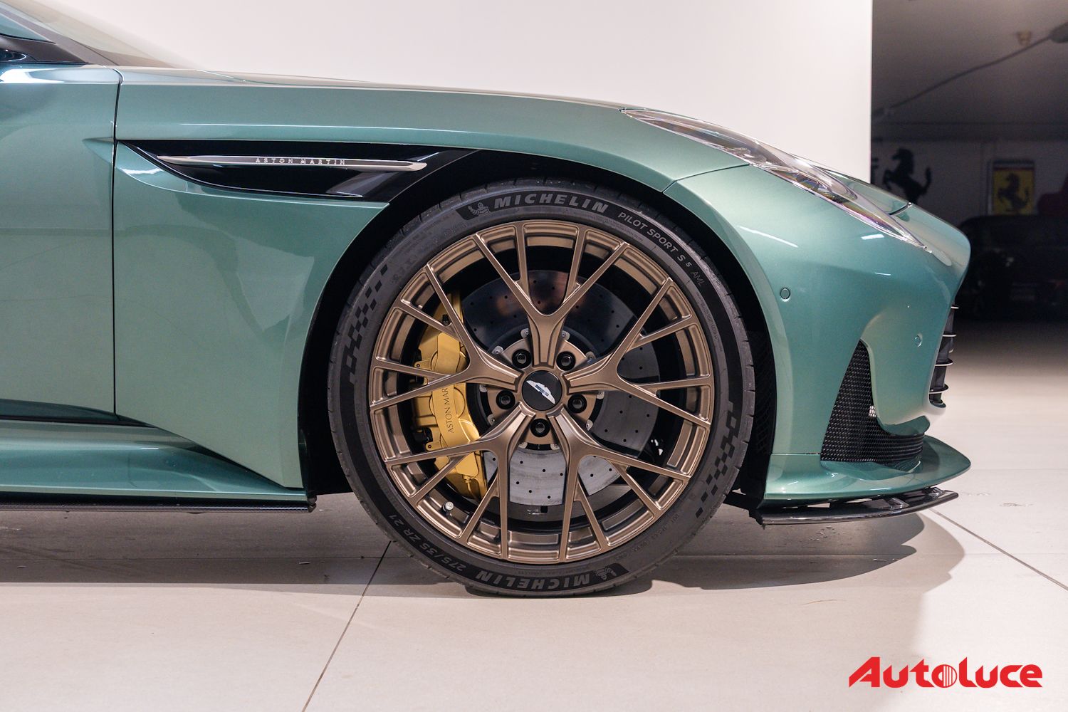 Aston Martin DB12 12