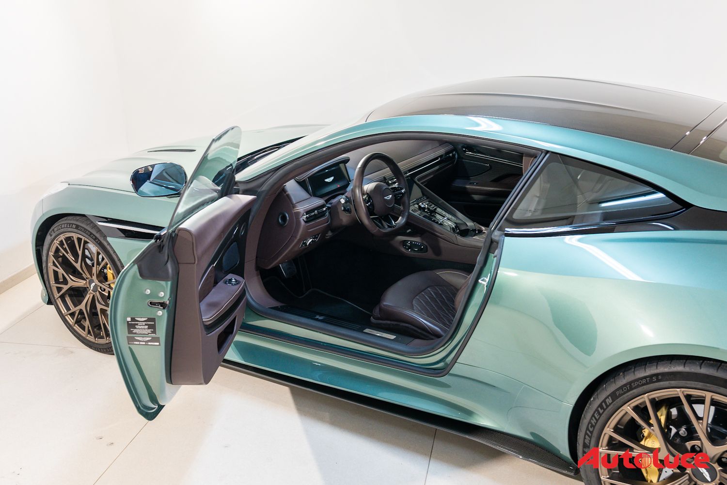 Aston Martin DB12 13