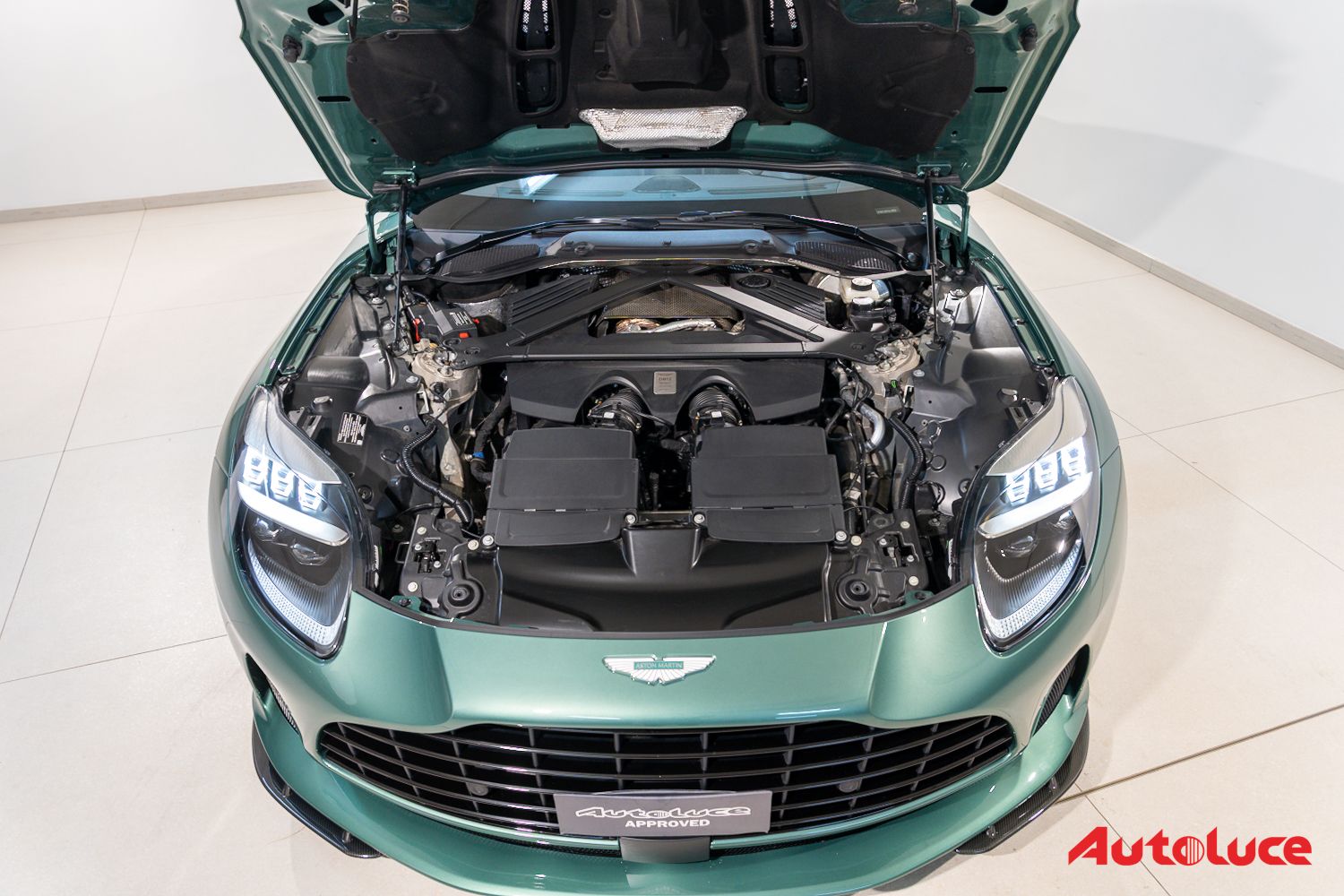 Aston Martin DB12 38