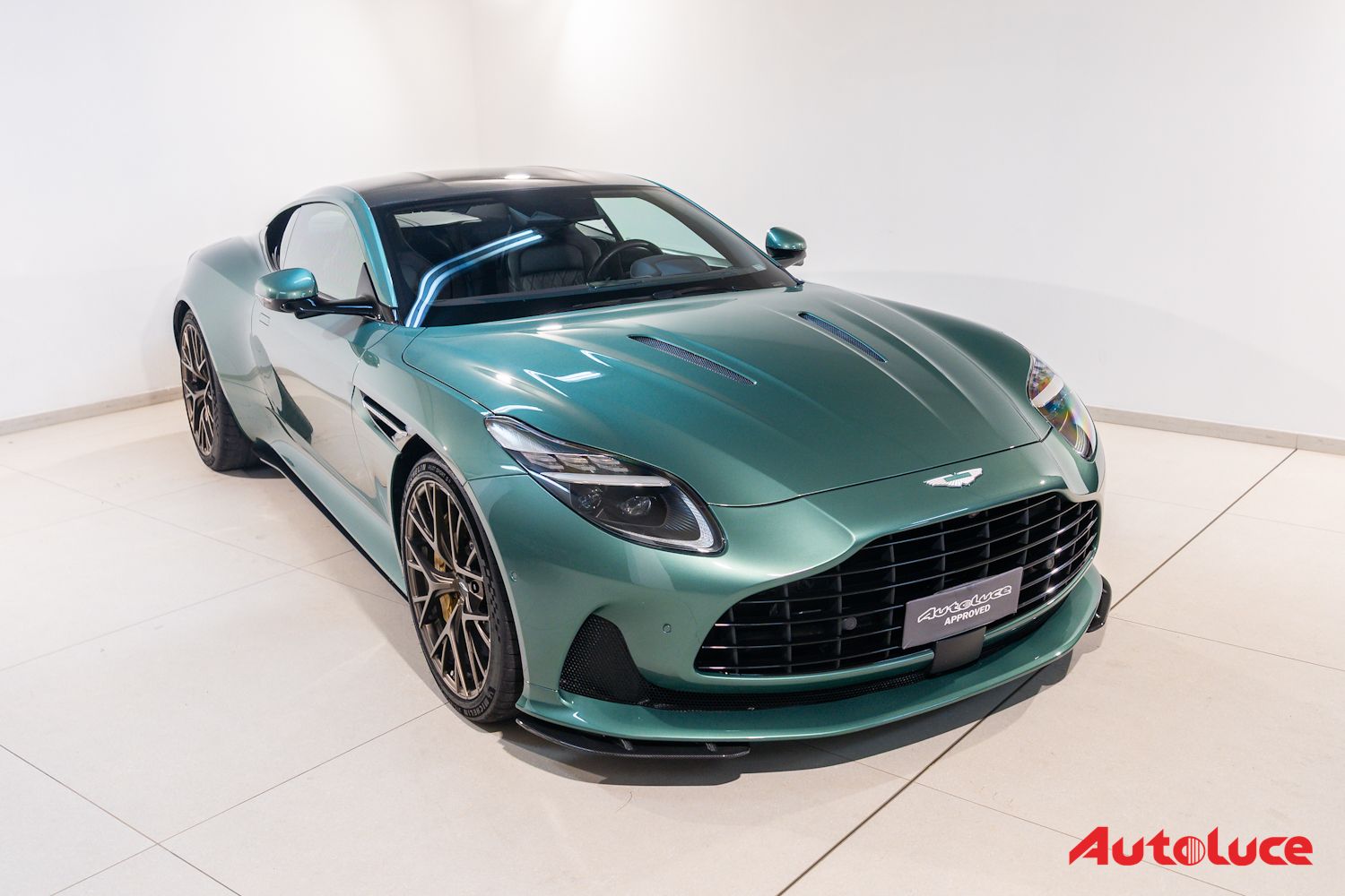 Aston Martin DB12 42