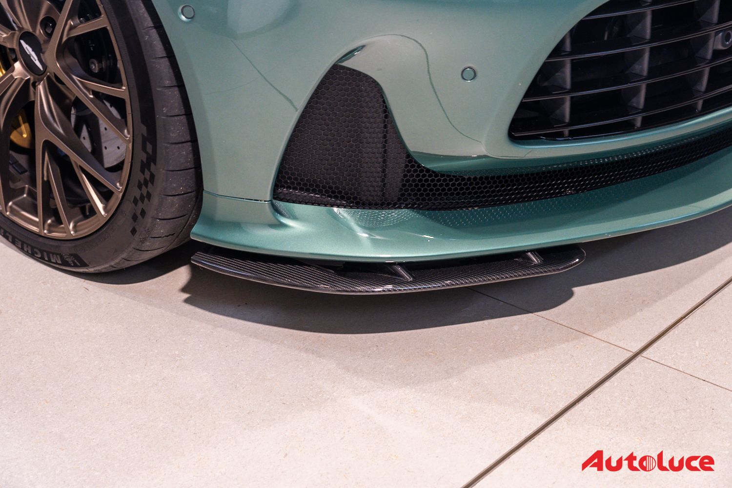 Aston Martin DB12 46