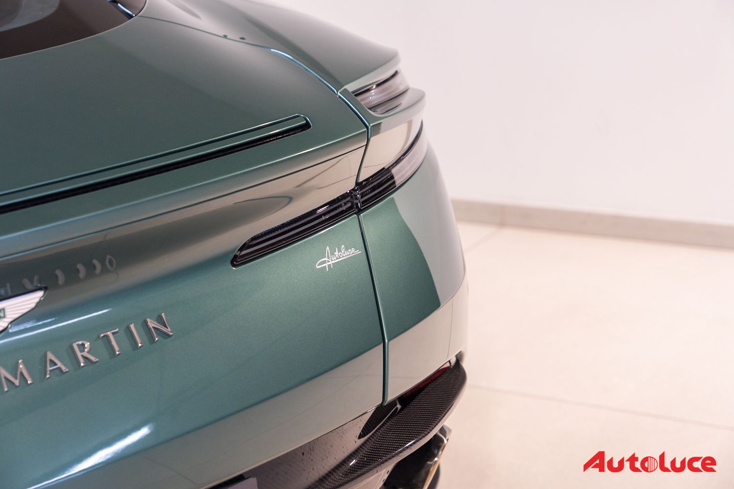 Aston Martin DB12 54