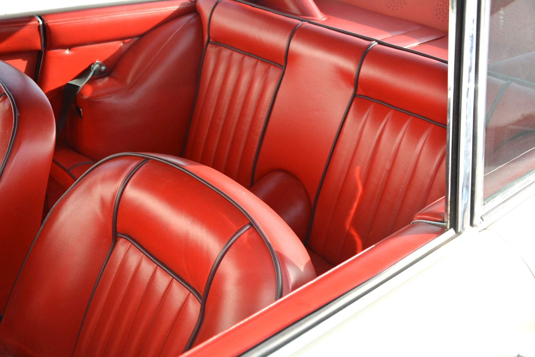 Aston Martin DB6 MKI Superleggera 12