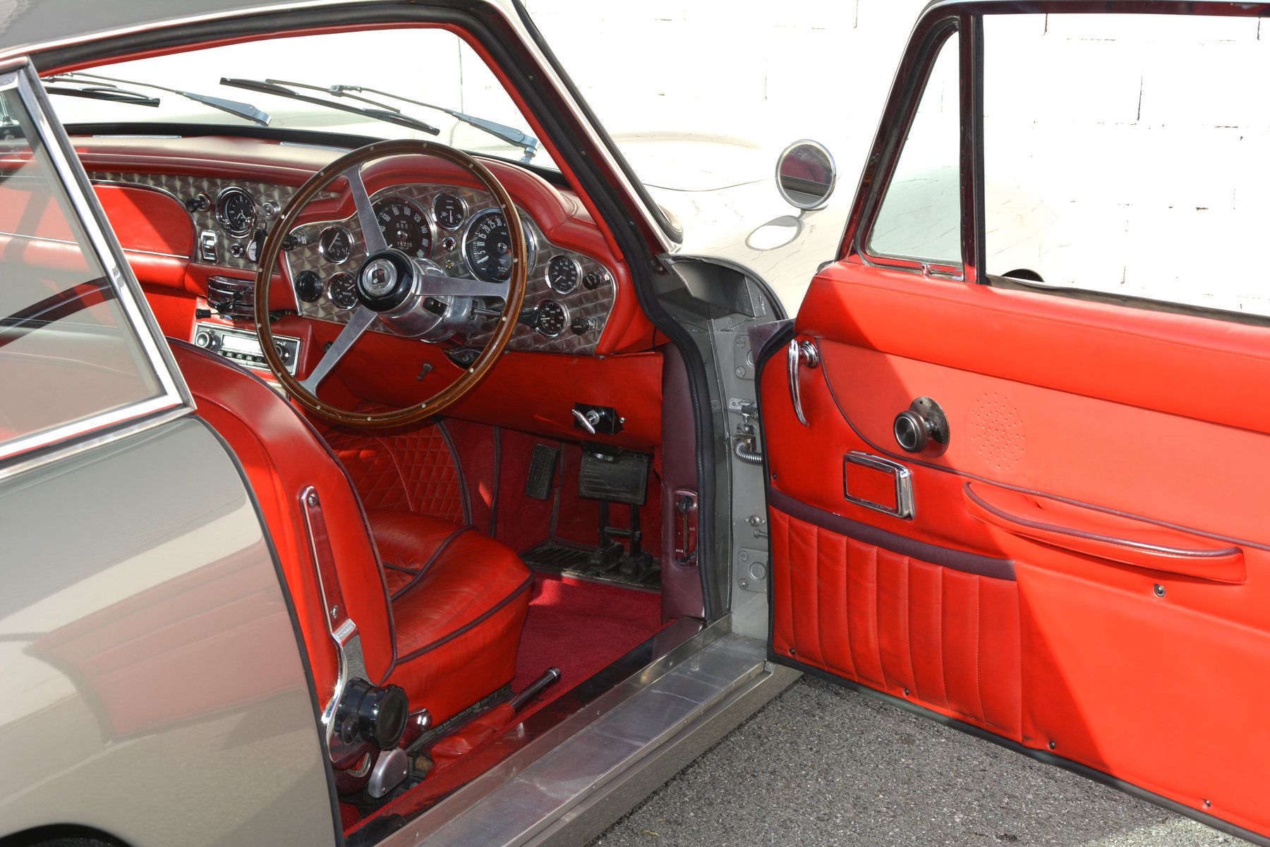 Aston Martin DB6 MKI Superleggera 13