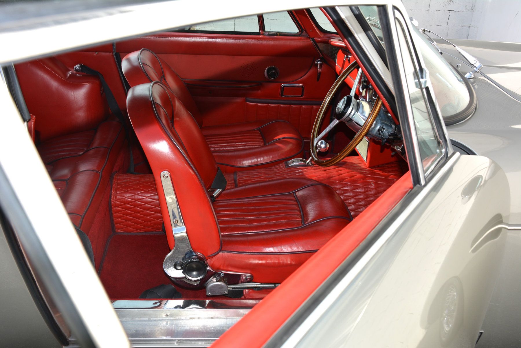 Aston Martin DB6 MKI Superleggera 16
