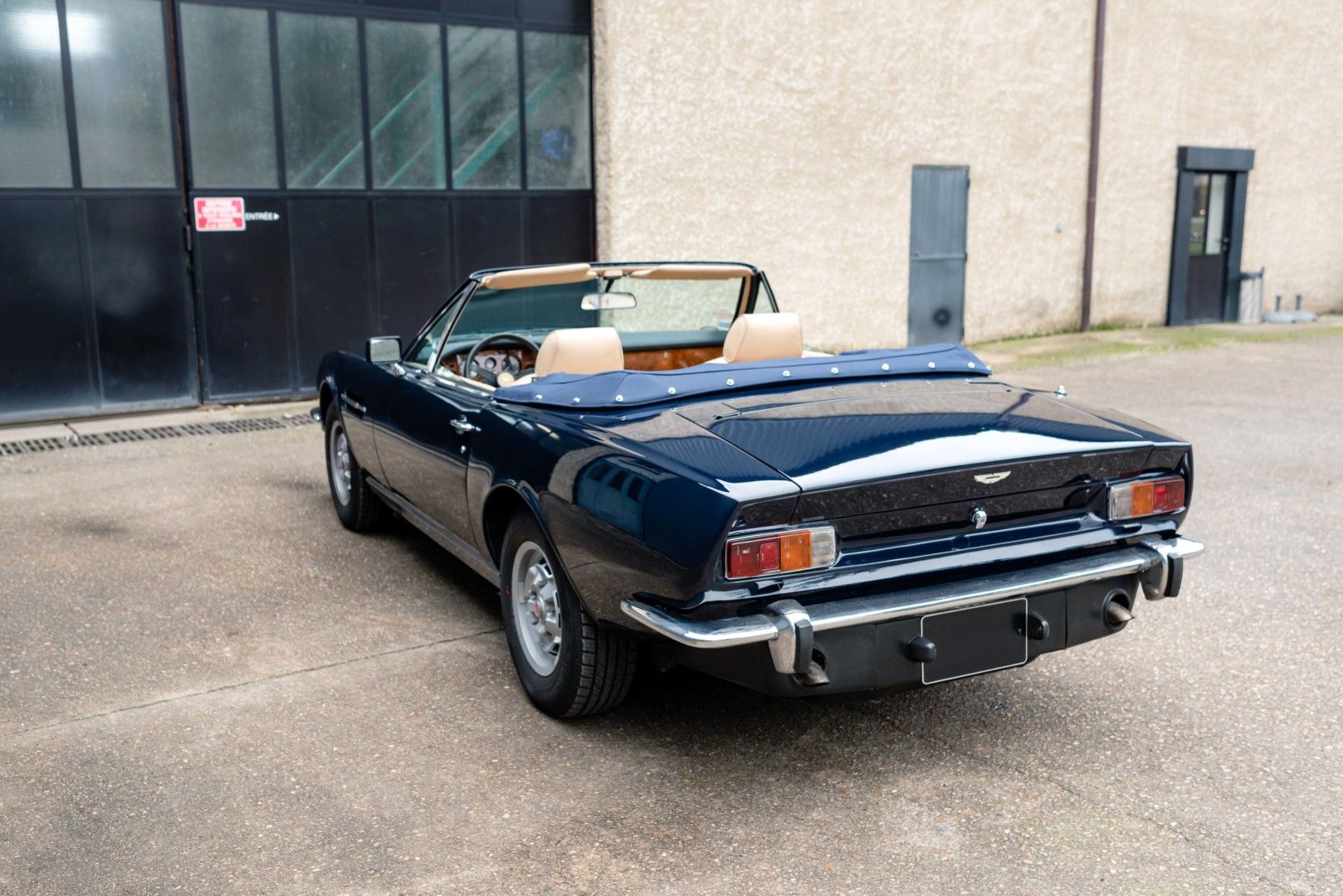 Aston Martin V8 Volante 17