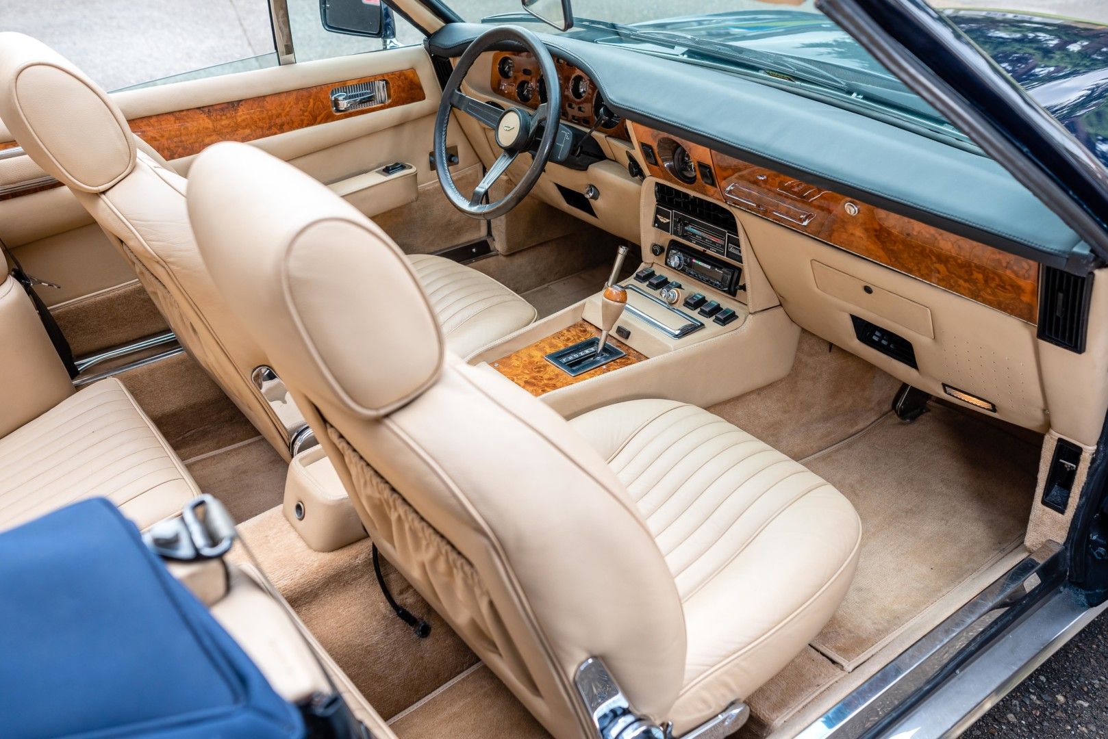 Aston Martin V8 Volante 23