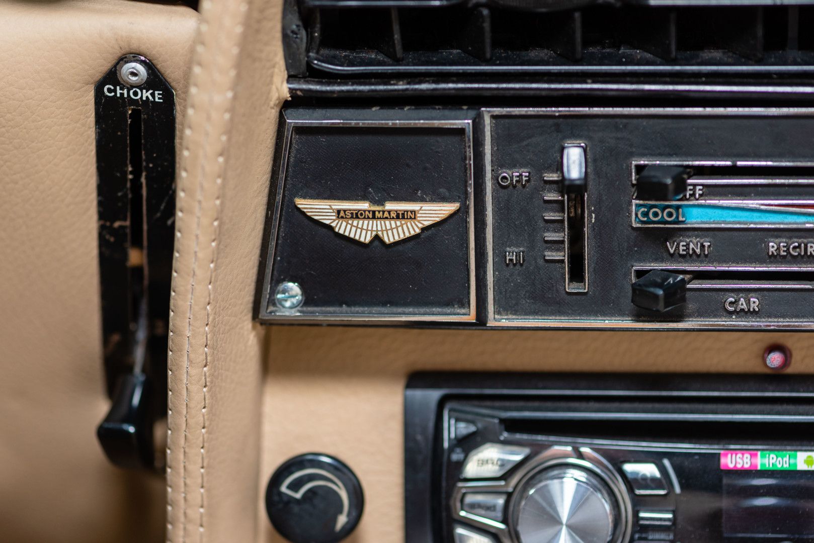 Aston Martin V8 Volante 49
