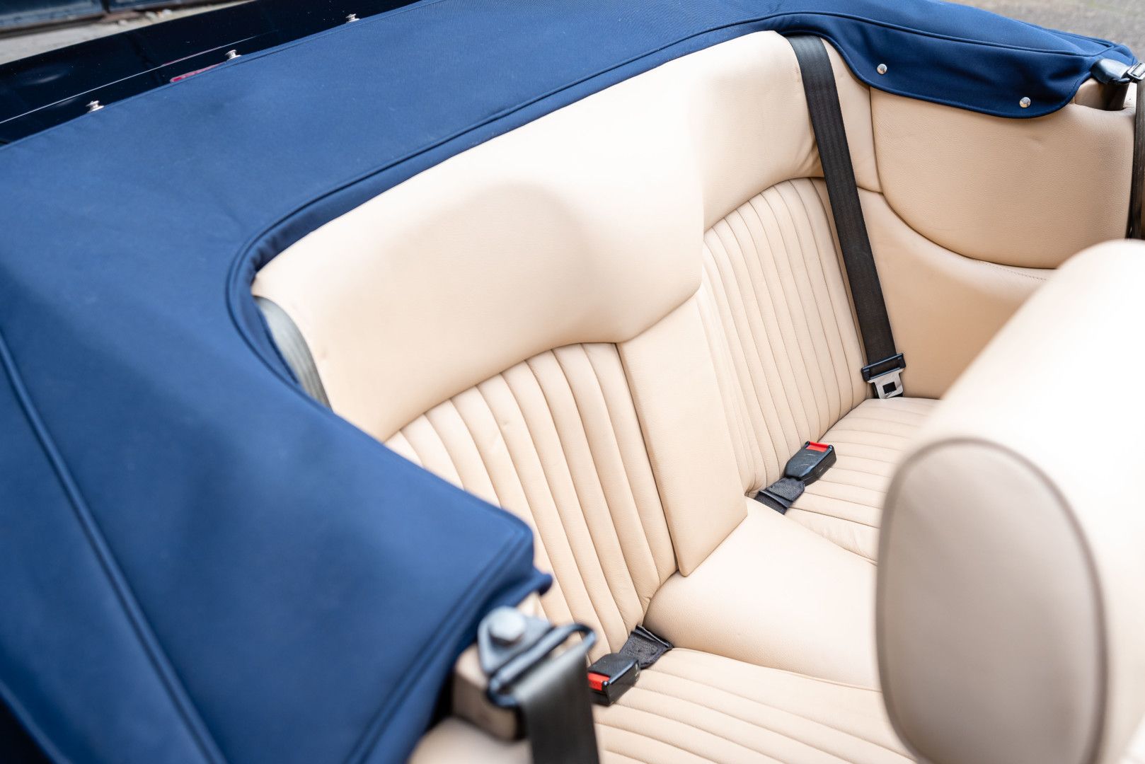 Aston Martin V8 Volante 51