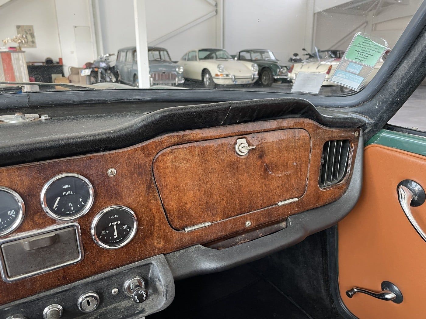 Triumph TR4a IRS intérieur Havane 14