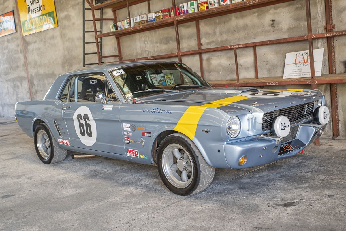 Ford Mustang Coupé V8 Racing 2