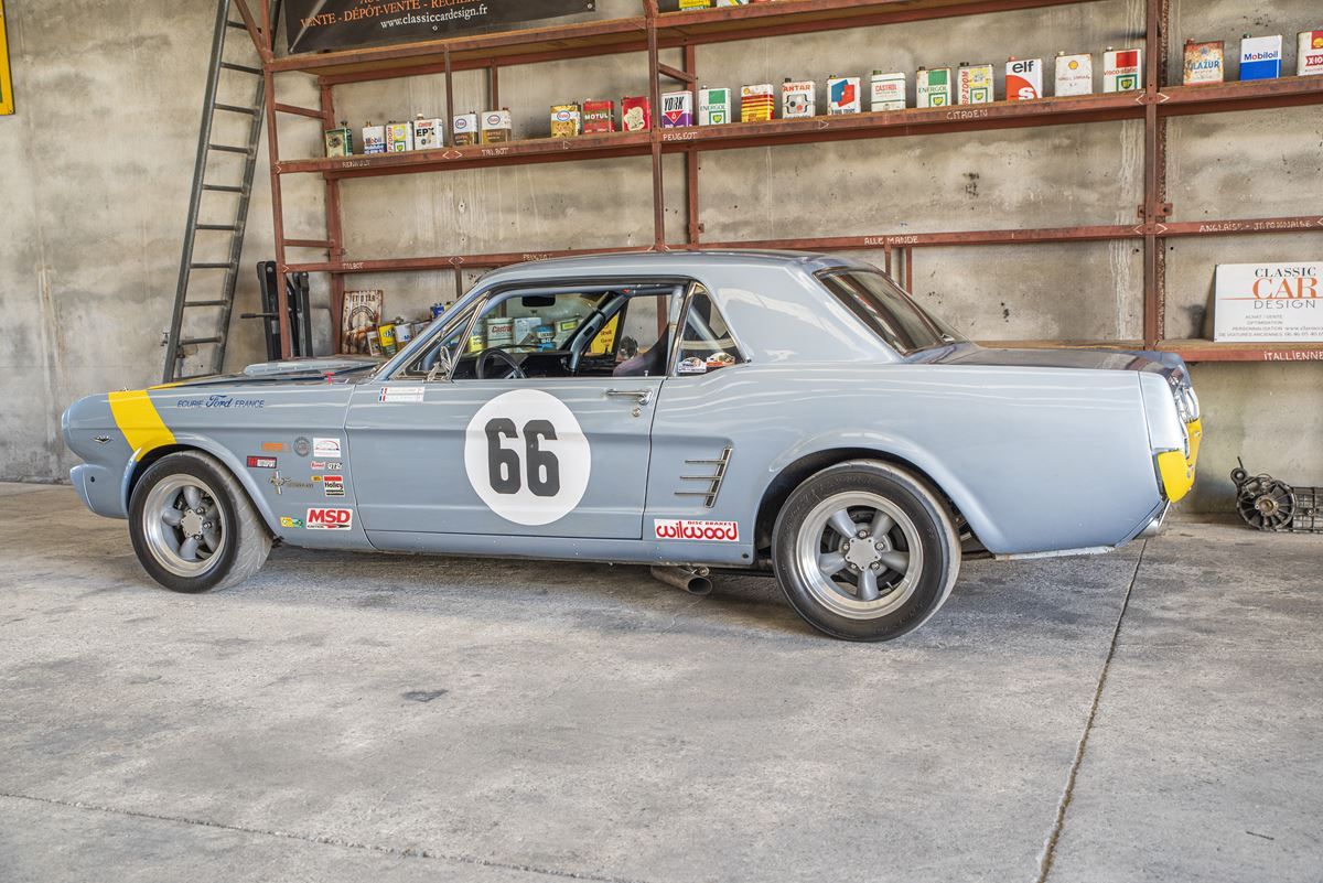 Ford Mustang Coupé V8 Racing 29