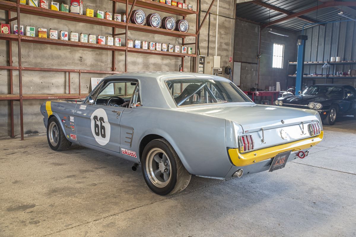 Ford Mustang Coupé V8 Racing 31