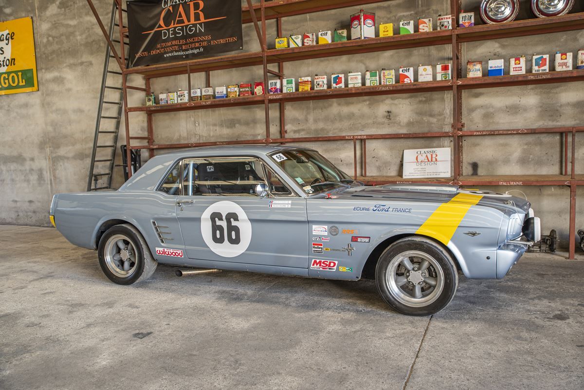 Ford Mustang Coupé V8 Racing 43