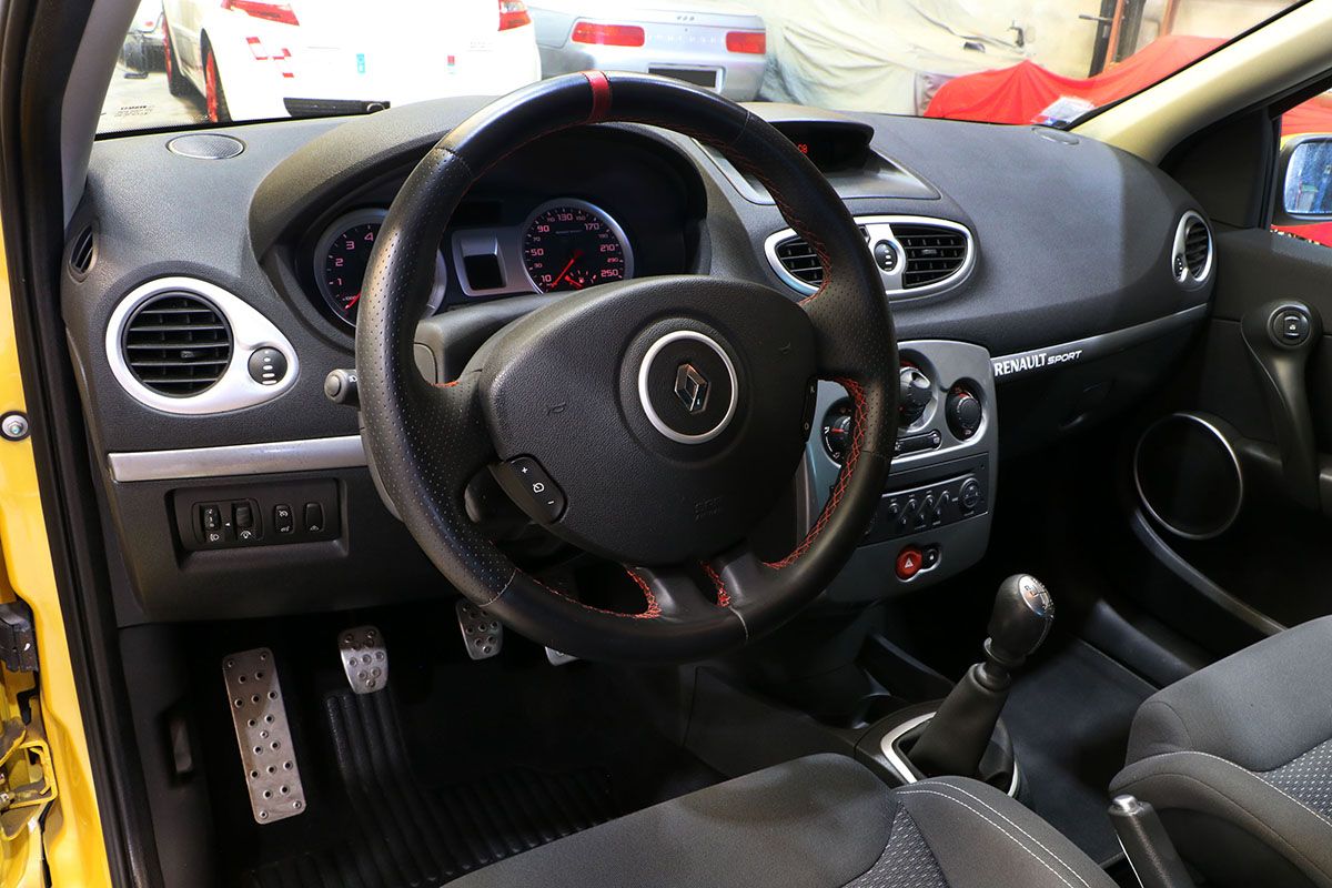 Renault Clio III RS F1 Team R27 14