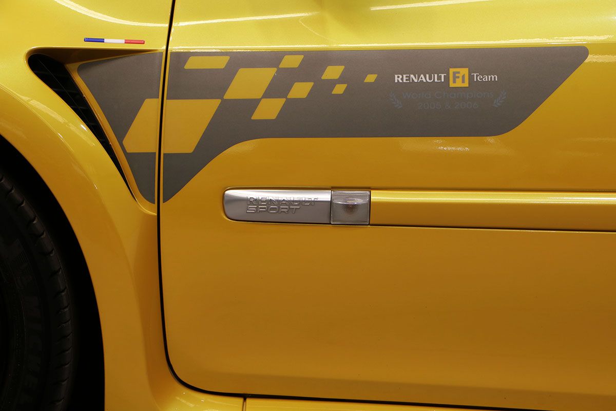 Renault Clio III RS F1 Team R27 25