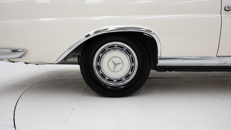 Mercedes-Benz 280 SE 17