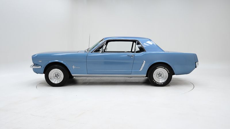 Ford Mustang Coupe V8 9