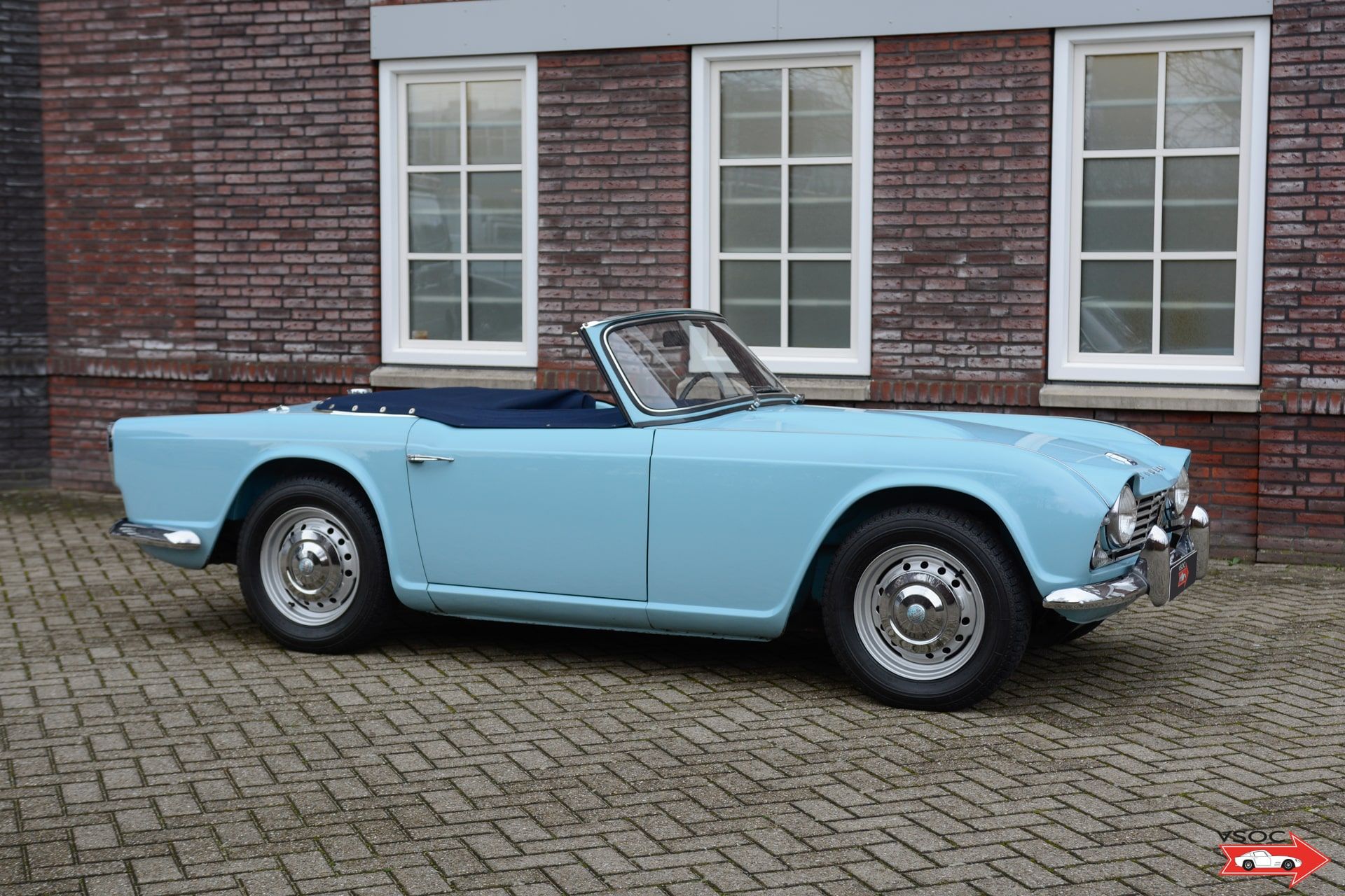Triumph TR4 'Powder Blue' 6