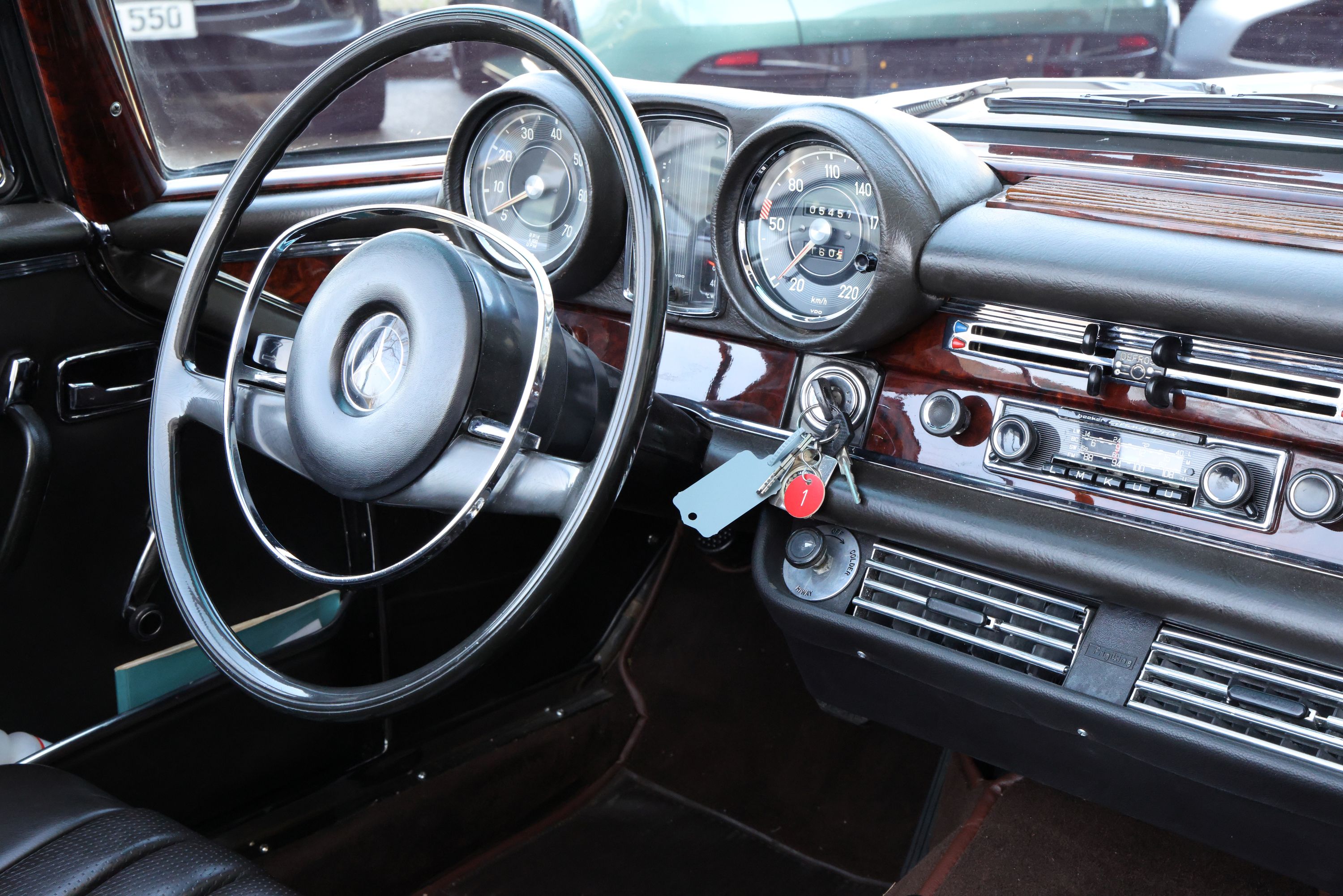 Mercedes-Benz 280 SE W111 11