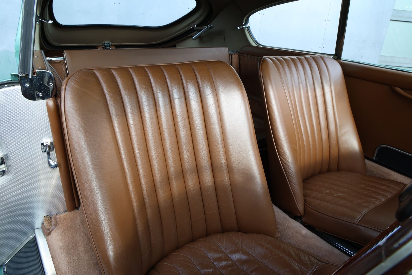Aston Martin DB 2/4 MK III 2-Door Coupé 5