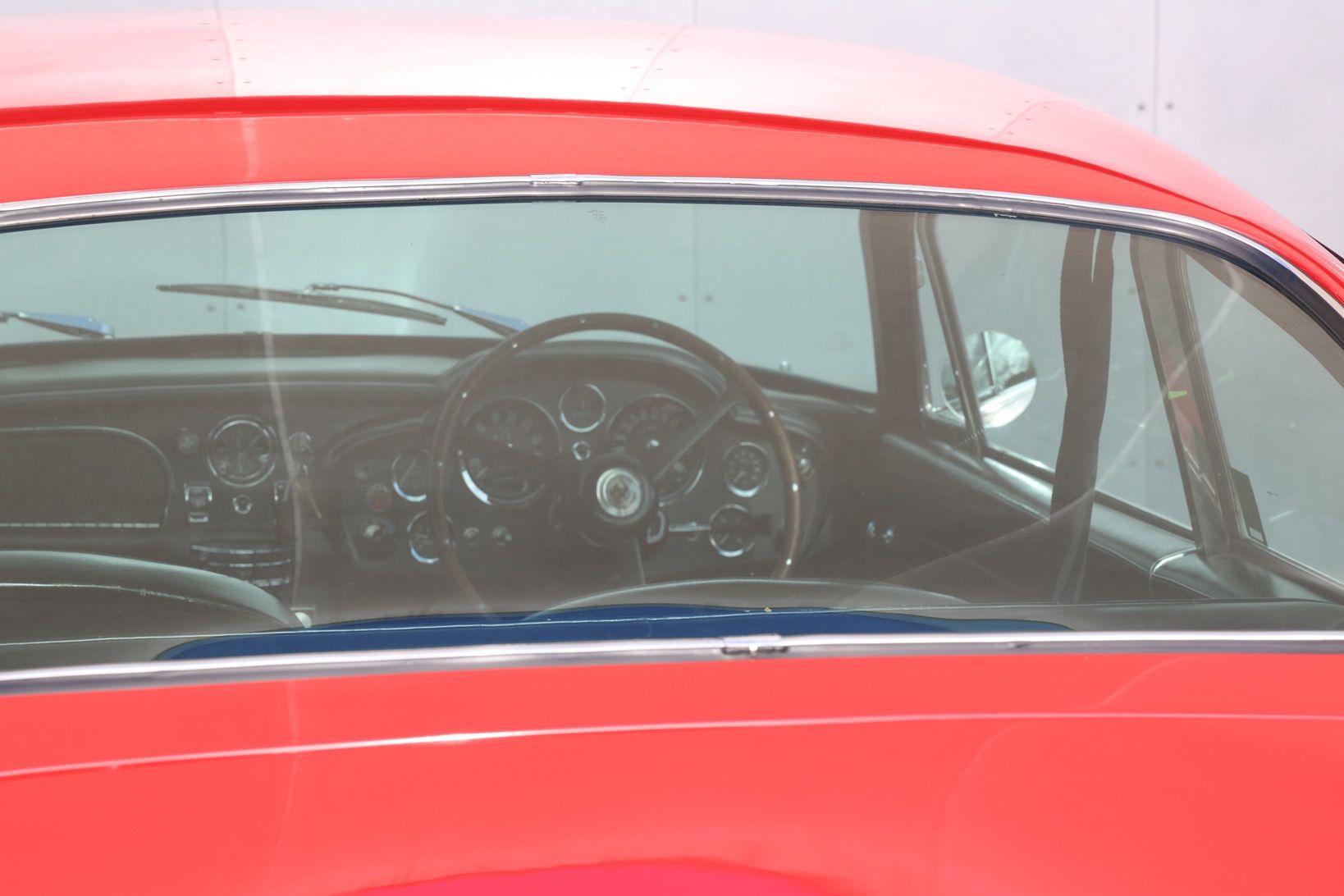Aston Martin DB6 Saloon 2