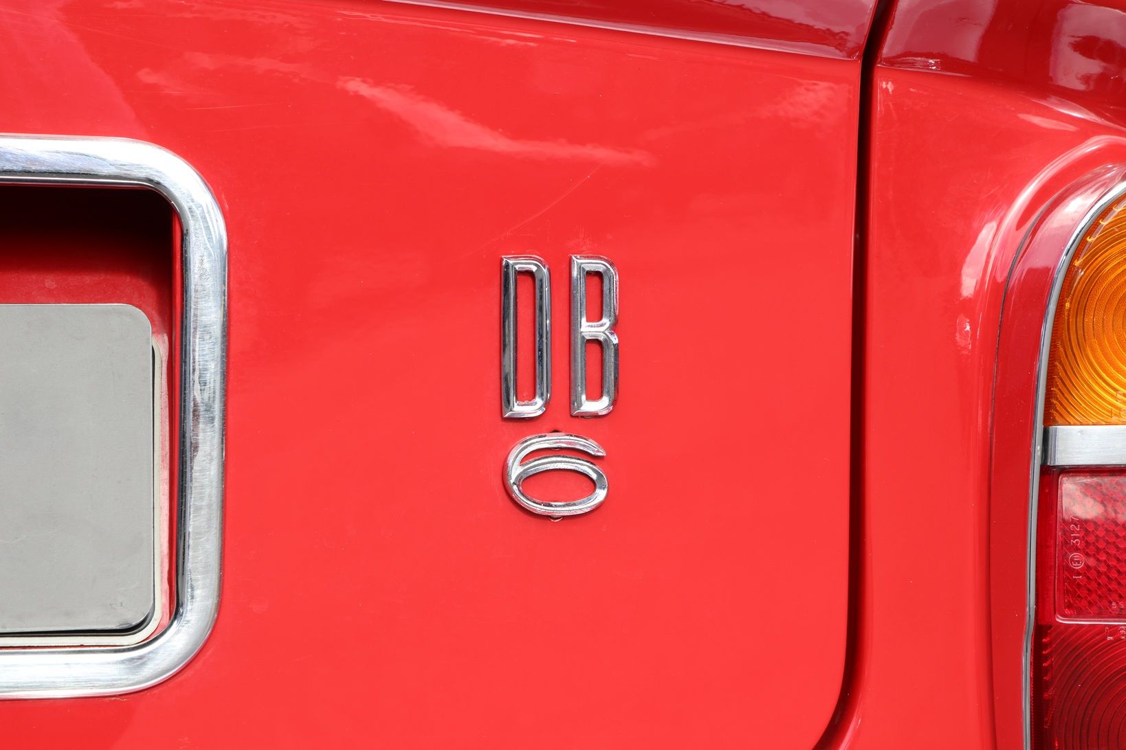 Aston Martin DB6 Saloon 3