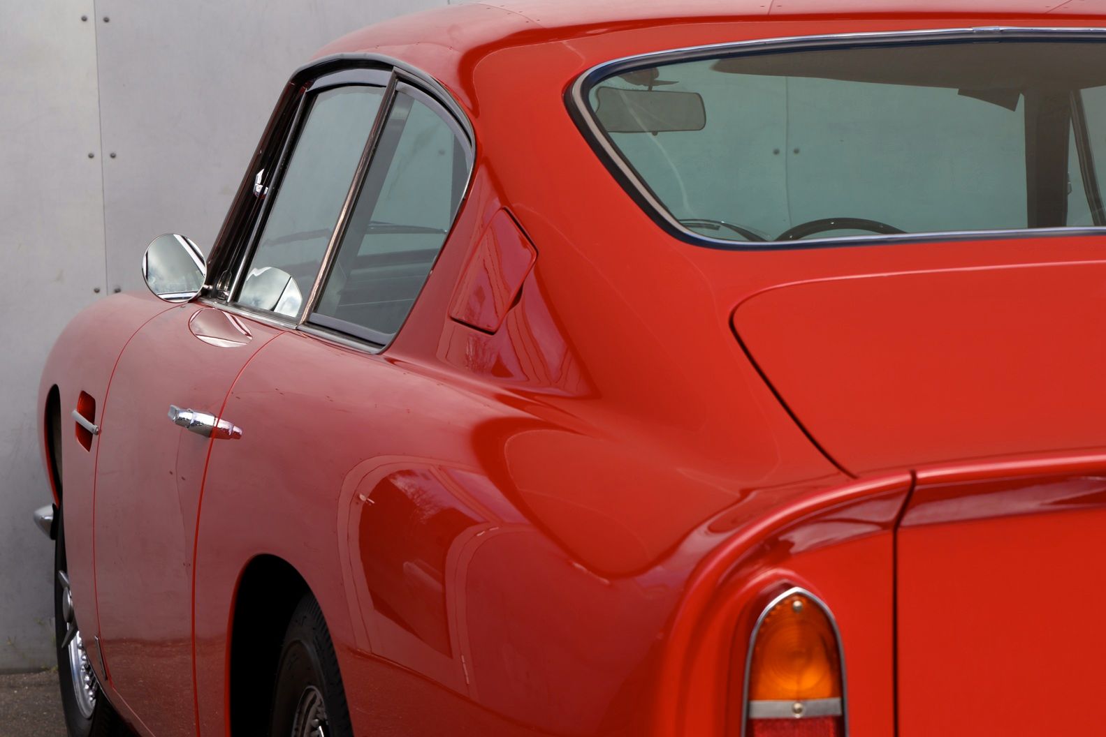 Aston Martin DB6 Saloon 5