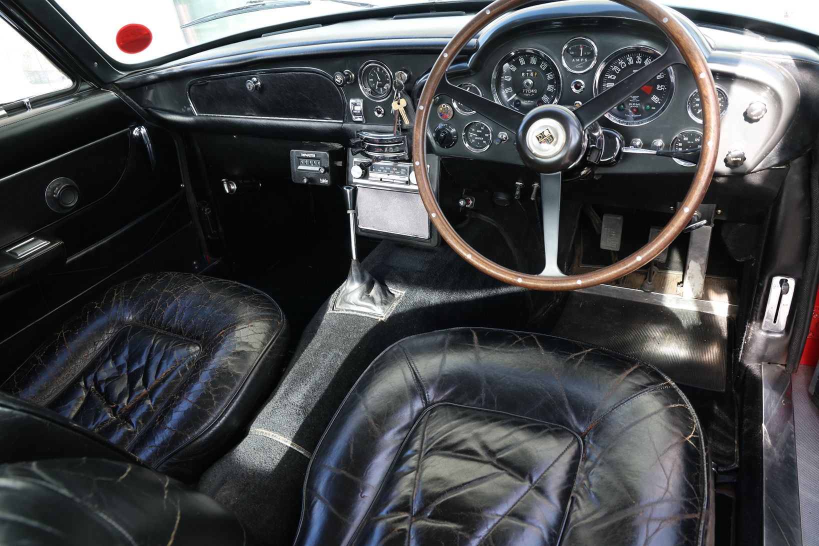 Aston Martin DB6 Saloon 7