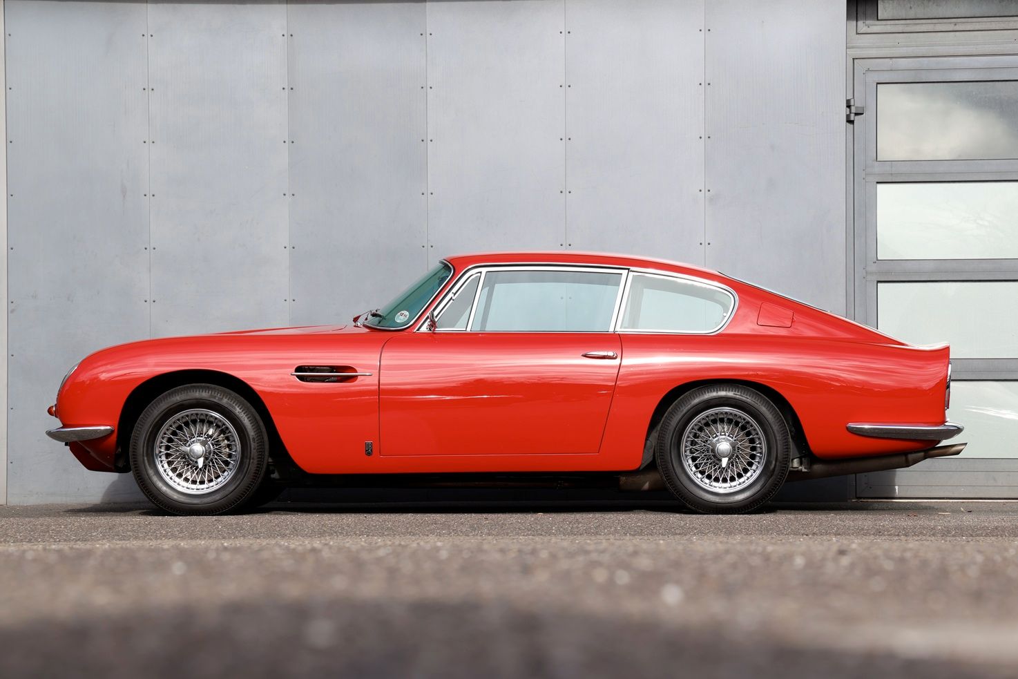 Aston Martin DB6 Saloon 9