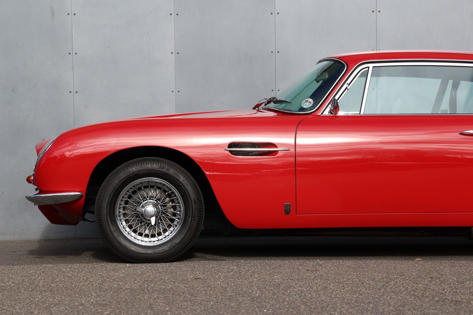 Aston Martin DB6 Saloon 10