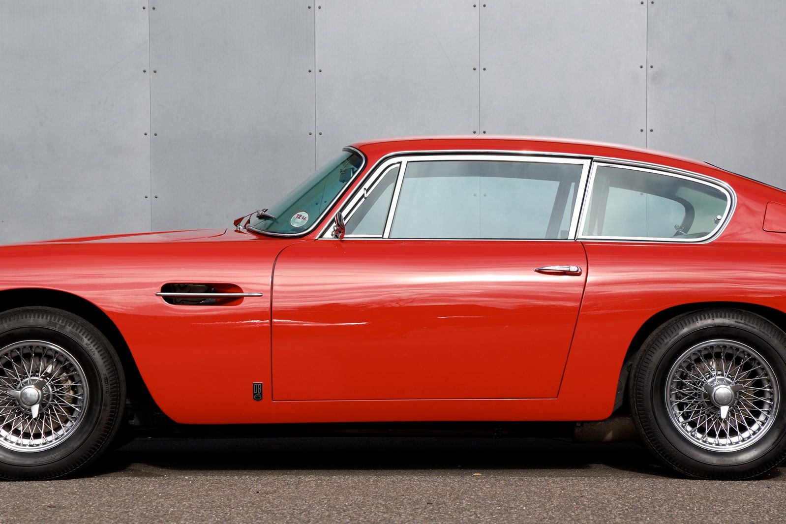 Aston Martin DB6 Saloon 11
