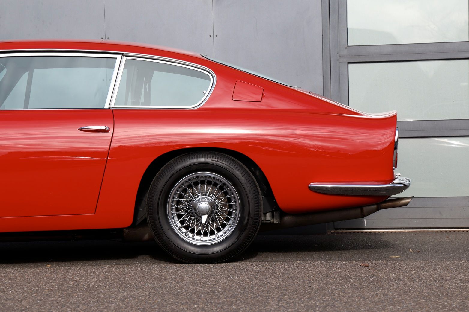 Aston Martin DB6 Saloon 12