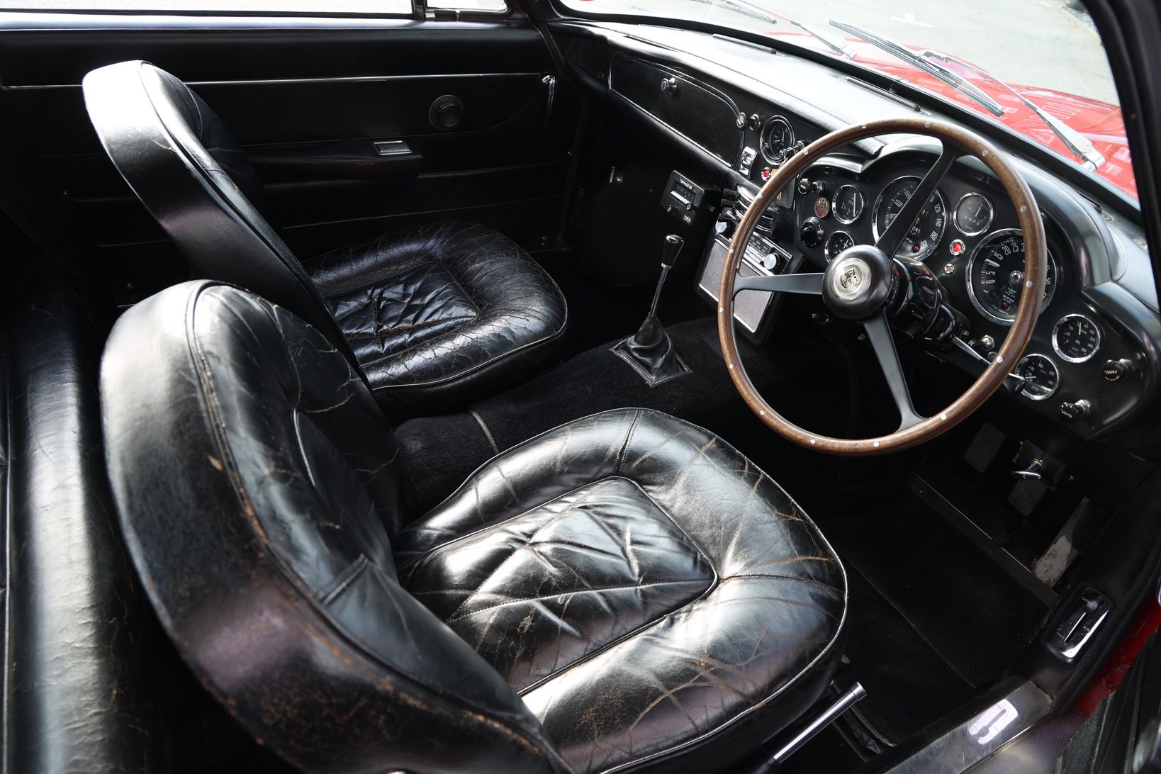 Aston Martin DB6 Saloon 13