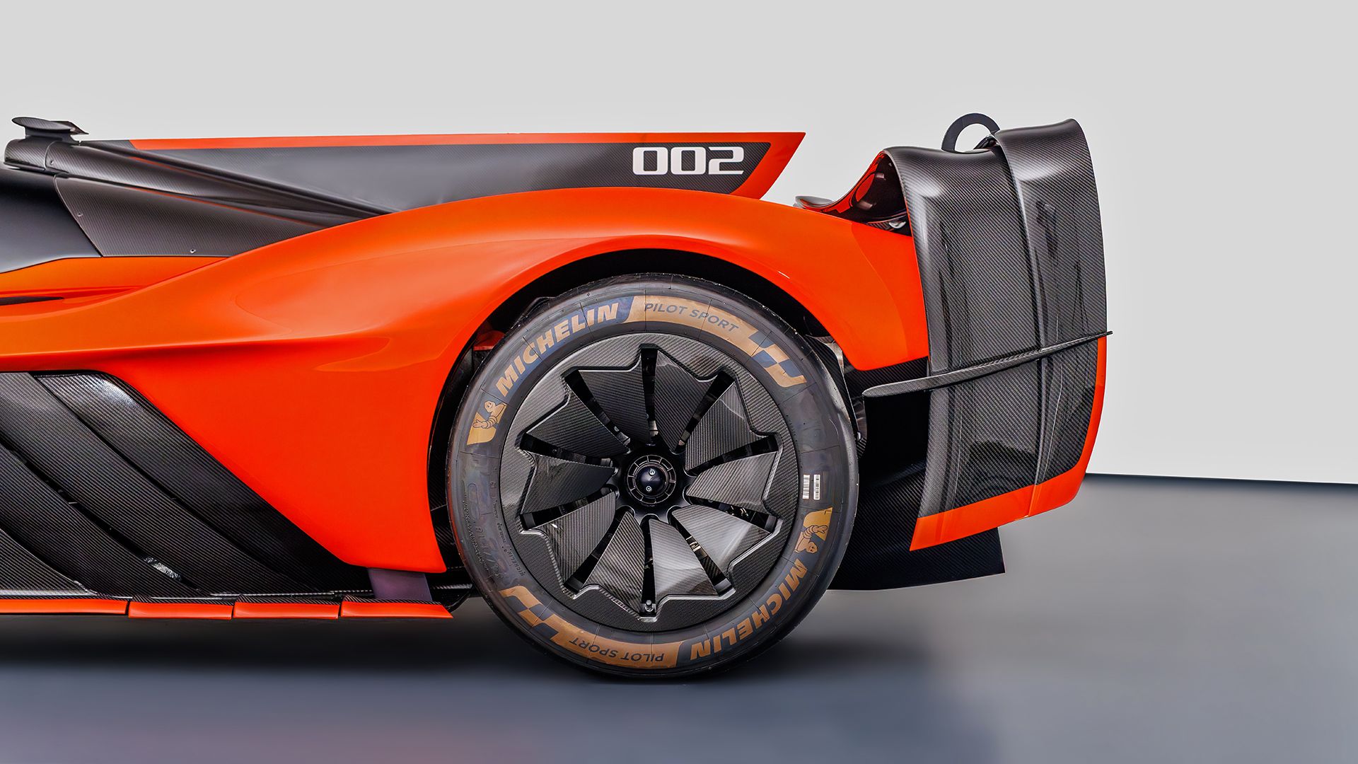 Aston Martin Valkyrie AMR Pro 8