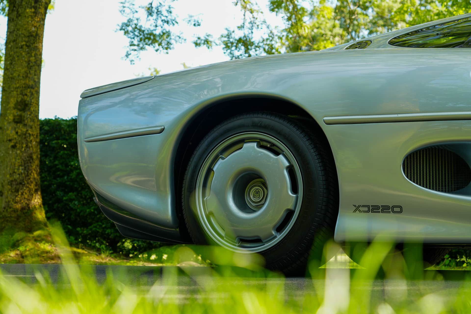 Jaguar XJ220 4