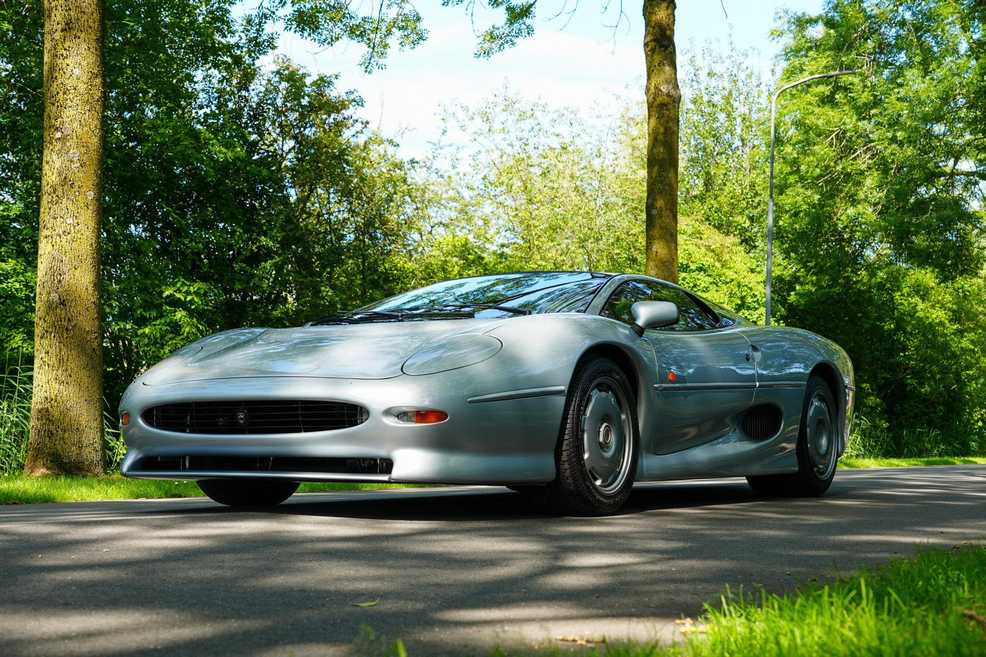 Jaguar XJ220 10