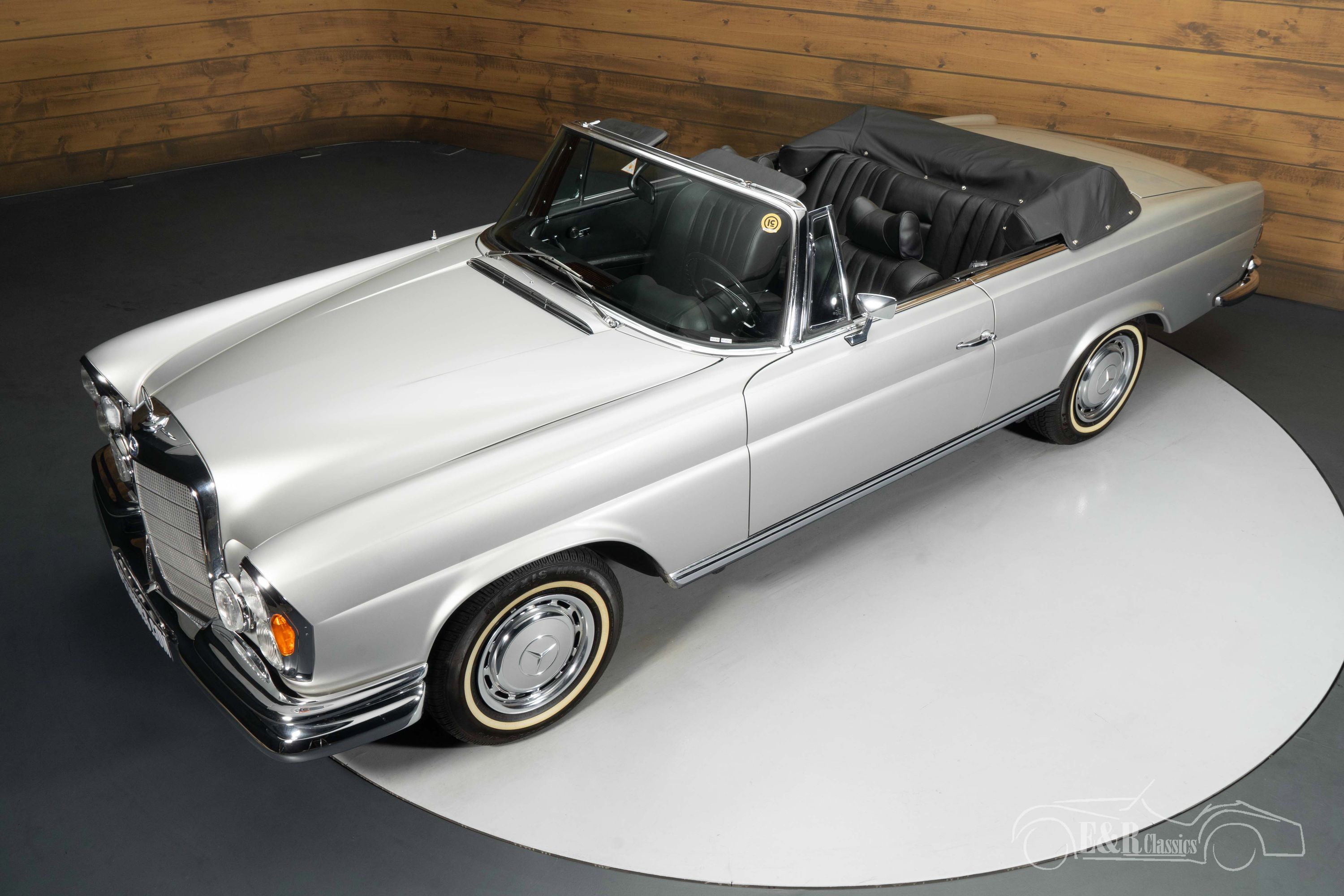 Mercedes-Benz 280 SE Cabriolet 2