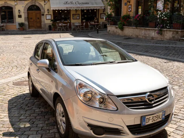 MAGNIFICA OPEL CORSA CON SOLI 49.822 KM