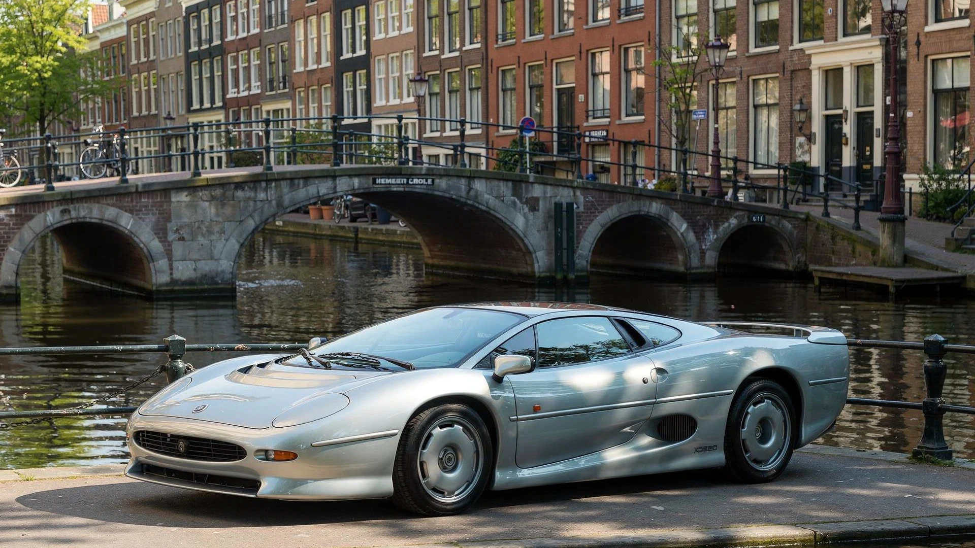 Jaguar XJ220